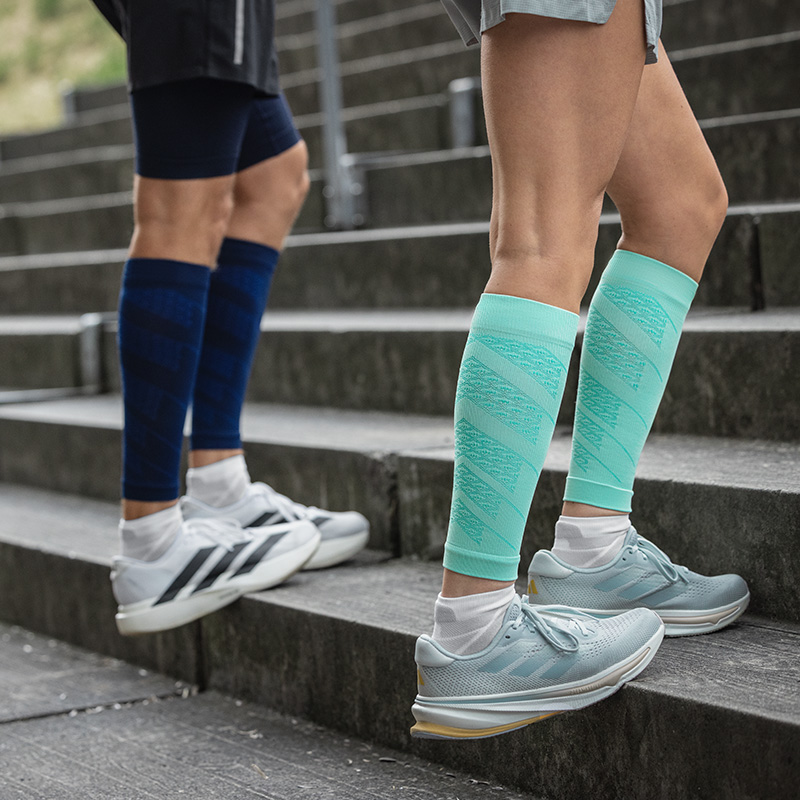 Run Performance Compression Socks pink Nahaufnahme von bunten Laufsocken am Körper in einem urbanen Umfeld