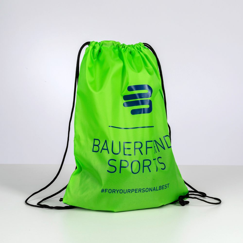 Minimalistisch und funktional: Der Bauerfeind Sports Turnbeutel Studioaufnahme eines grünen Bauerfeind Sports Turnbeutels auf weißem Hintergrund, mit Logo und Hashtag.