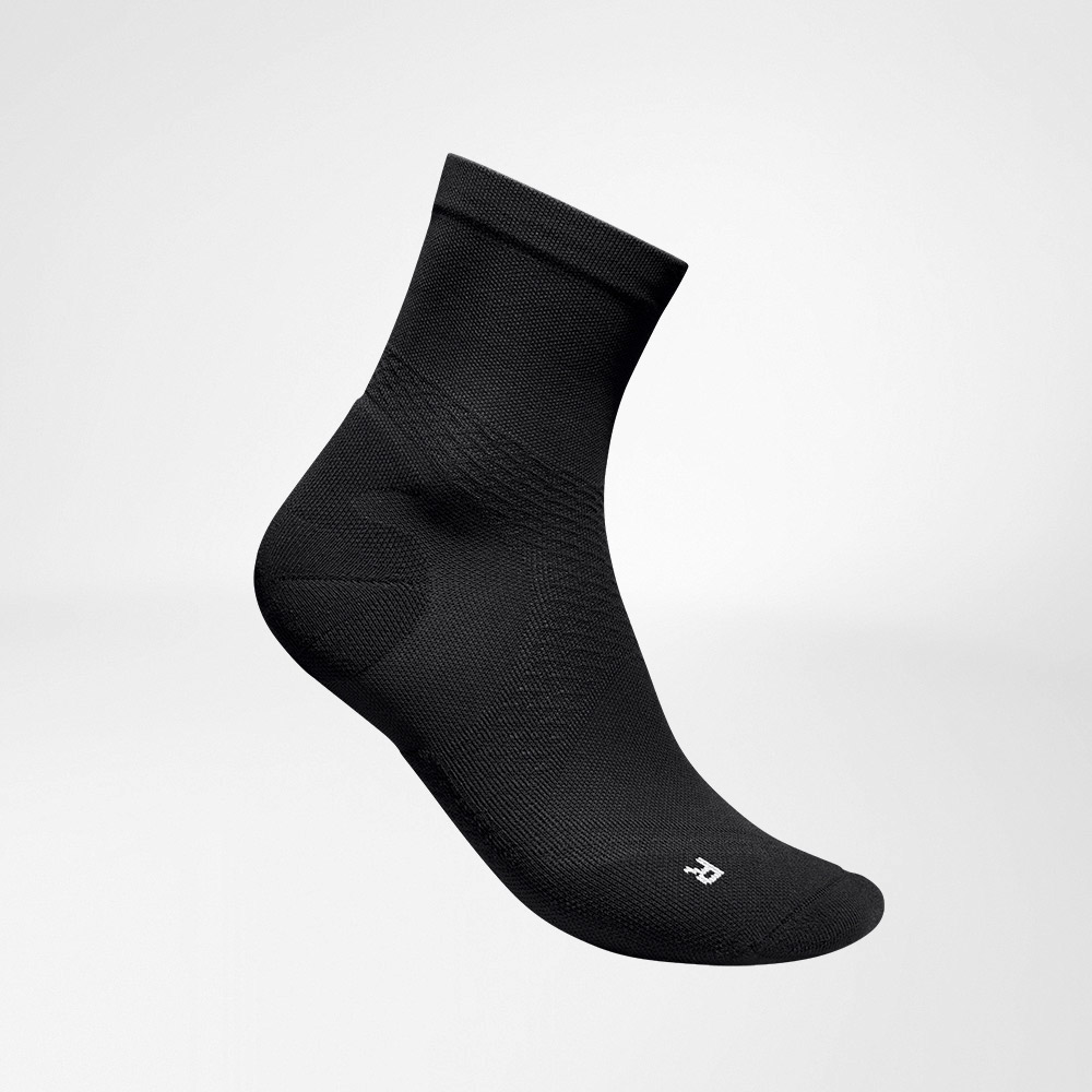 Mittellange Sportsocken ultraleicht black Seitenansicht Seitliche Komplettansicht der schwarzen mittellangen luftig gestrickten Laufsocken