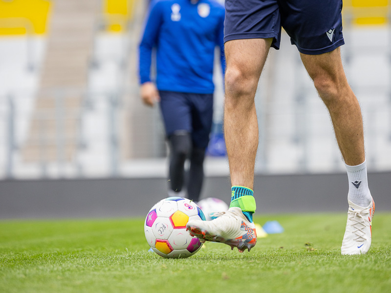 Fußballspieler des FC Carl Zeiss Jena Spieler des FC Carl Zeiss Jena im Stadion beim dribbeln mit Fußbandage