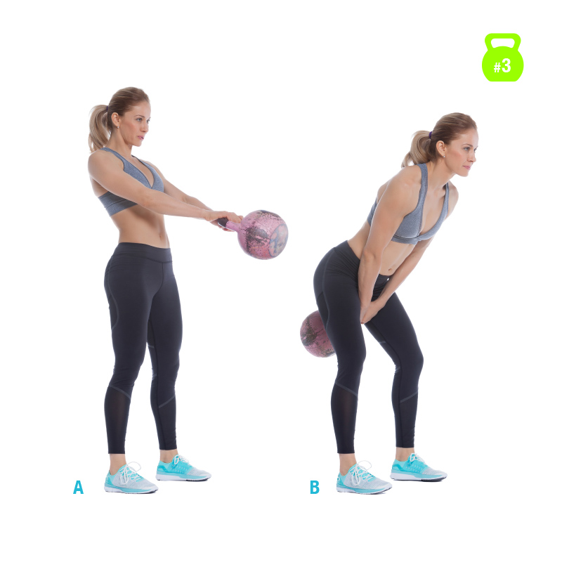 Russian Swing mit der Kettlebell Frau macht einen Russian Swing mit der Kettlebell