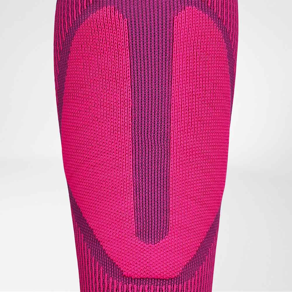 Detailansicht auf Calf Protection Zone des pinken Sportsocken zum Skifahren
