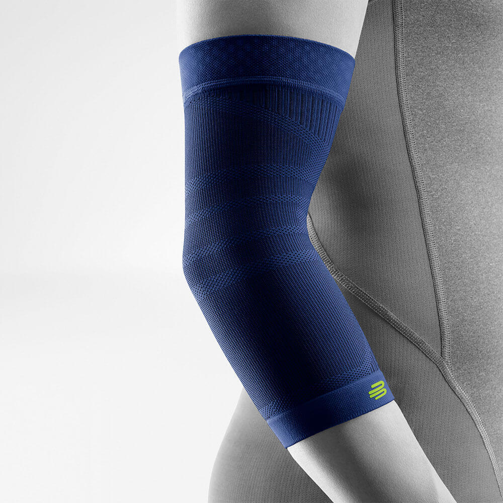 Ellenbogensleeve dunkelblau Seitenansicht Komplettansicht des dunkelblauen Sportsleeves für den Ellenbogen am stilisierten grauen Körper