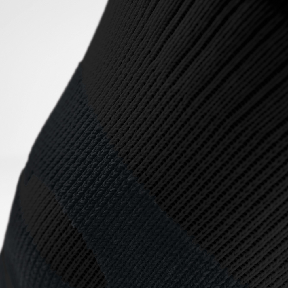 Detailansicht der schwarzen Kniebandage von hinten, getragen am Oberschenkel und Knie. Das atmungsaktive Gestrick passt sich eng an die Muskulatur an und unterstützt Bewegungen bei Outdoor-Aktivitäten.