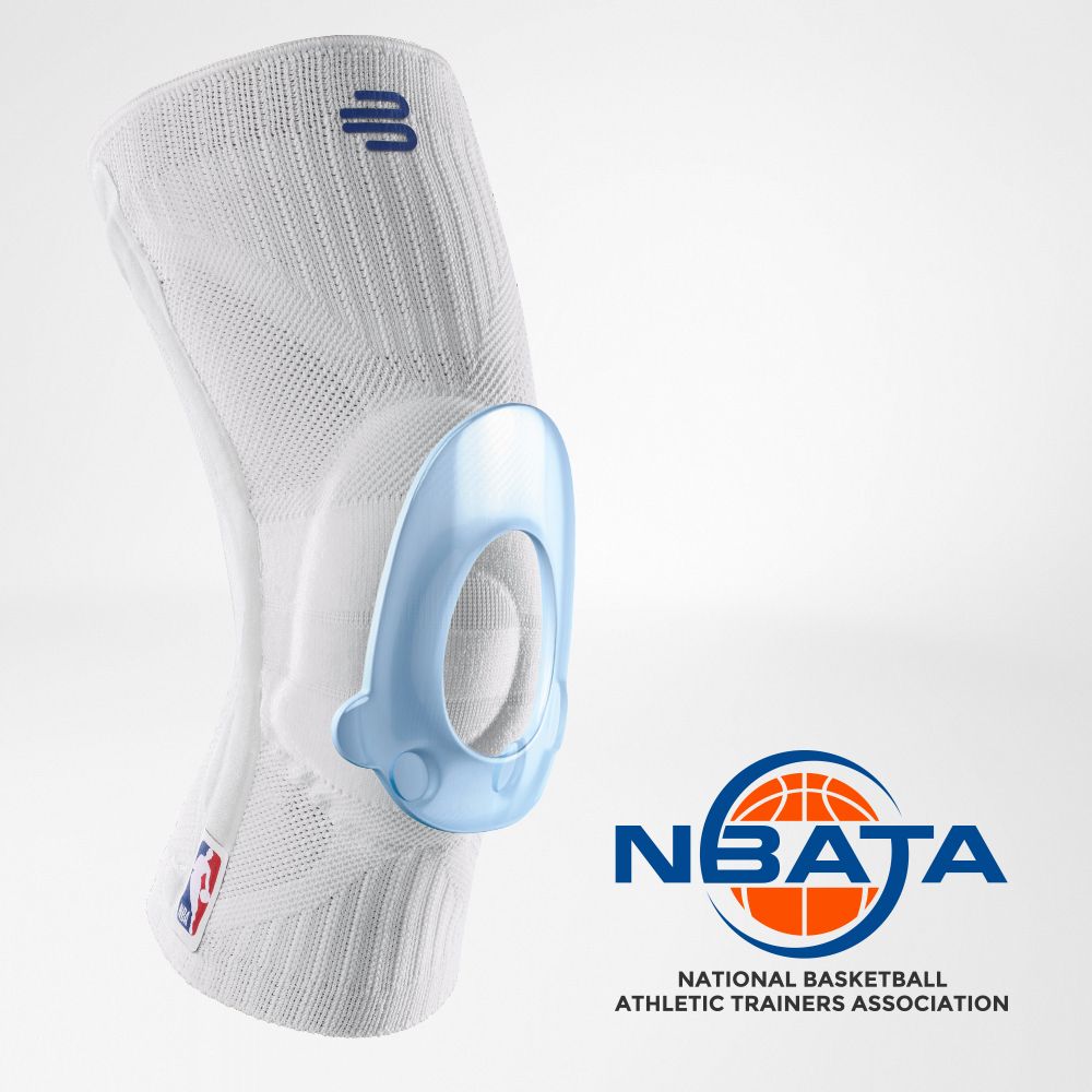 Kniebandage NBA weiß Vorderansicht schräg Komplettansicht der weißen Knee Support NBA mit zusätzlichem NBATA Logo sowie Pelotte im Bild