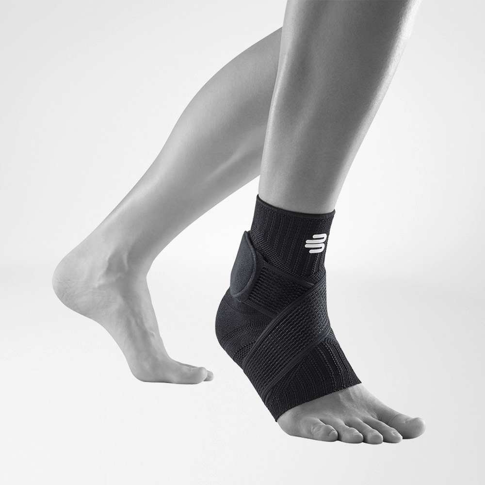Sprunggelenkbandage allblack Vorderansicht schräg Seitliche Komplettansicht der allblack-farbenen Sprunggelenkbandage am stilisierten grauen Fuß