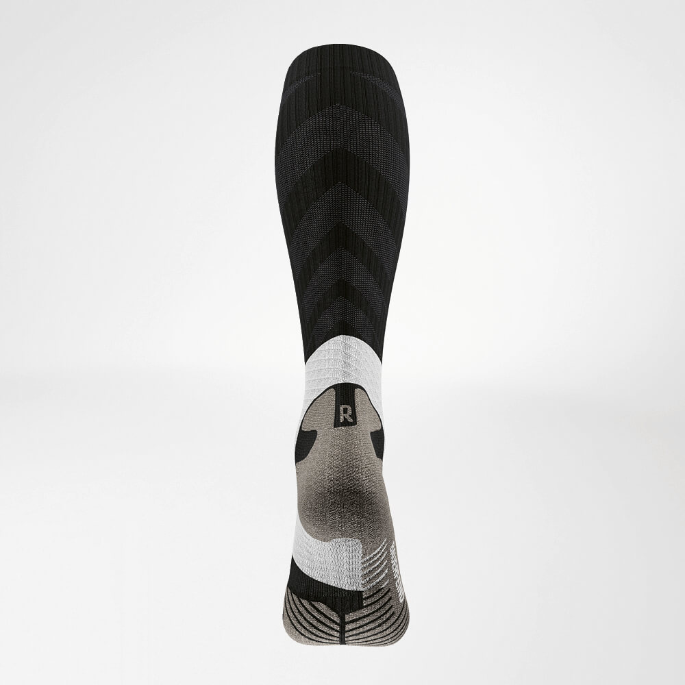Rückansicht der schwarz-weissen Trailrun - Laufsocken