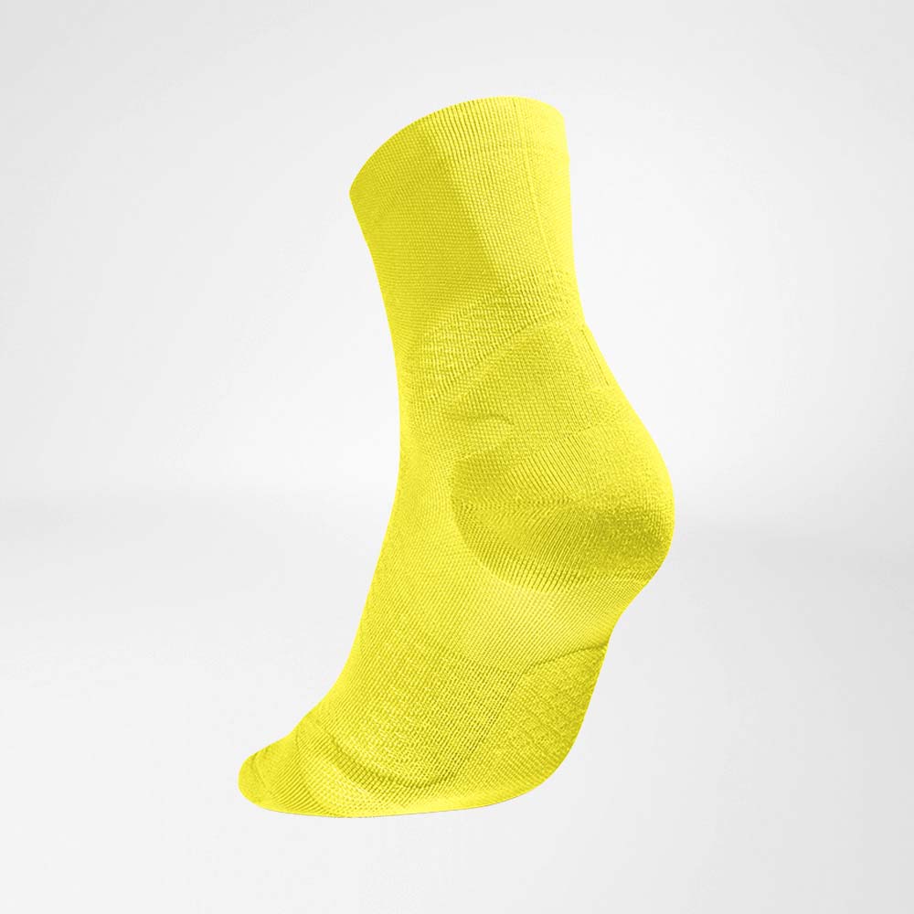 Seitliche Rückansicht der gelben mittellangen luftig gestrickten Laufsocken
