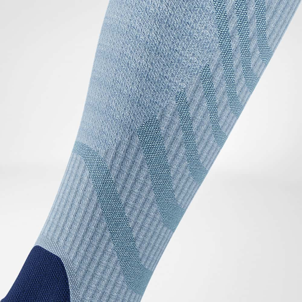 Detailansicht des Wadenbereiches der Merino-Wandersocken in hellblau