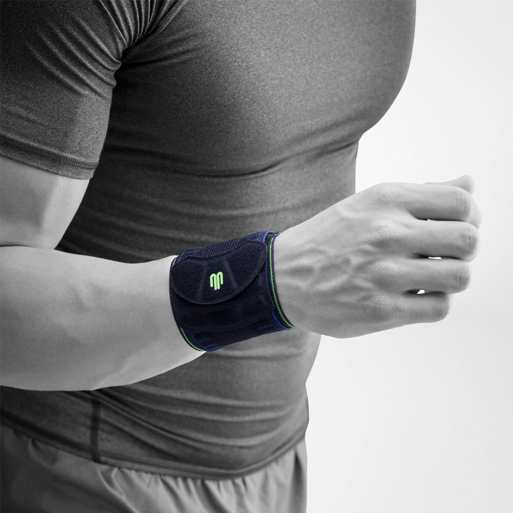 Handgelenkbandage schwarz Vorderansicht schräg Komplettansicht der schwarzen Handgelenkbandage Sport