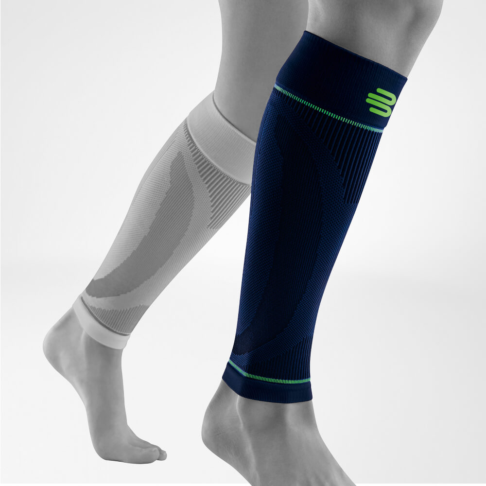 Waden Sleeves blau Vorderseite schräg Komplettansicht der blauen Unterschenkel Sport Sleeves am stilisierten grauen Bein