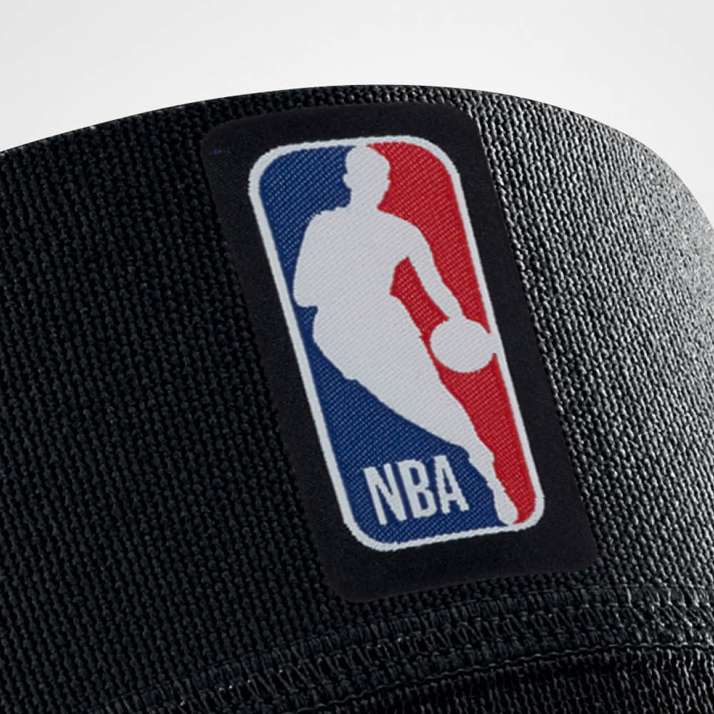 Knee Sleeve NBA schwarz Detail Logo Fokus NBA Logo auf dem schwarzen Knee Sleeve NBA