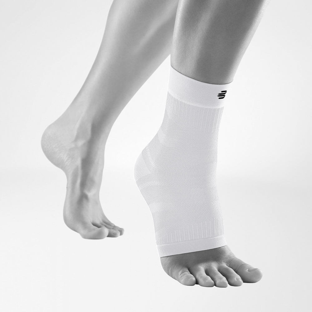 Compression Ankle Support weiß Vorderansicht schräg Komplettansicht der weißen Compression Ankle Support an einem stilisierten grauen Bein