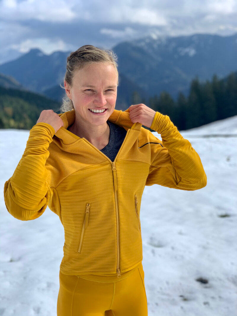Richtige Kleidung ist unverzichtbar beim Laufen im Winter Anna Hahner in einem gelben Anzug in winterlicher Landschaft