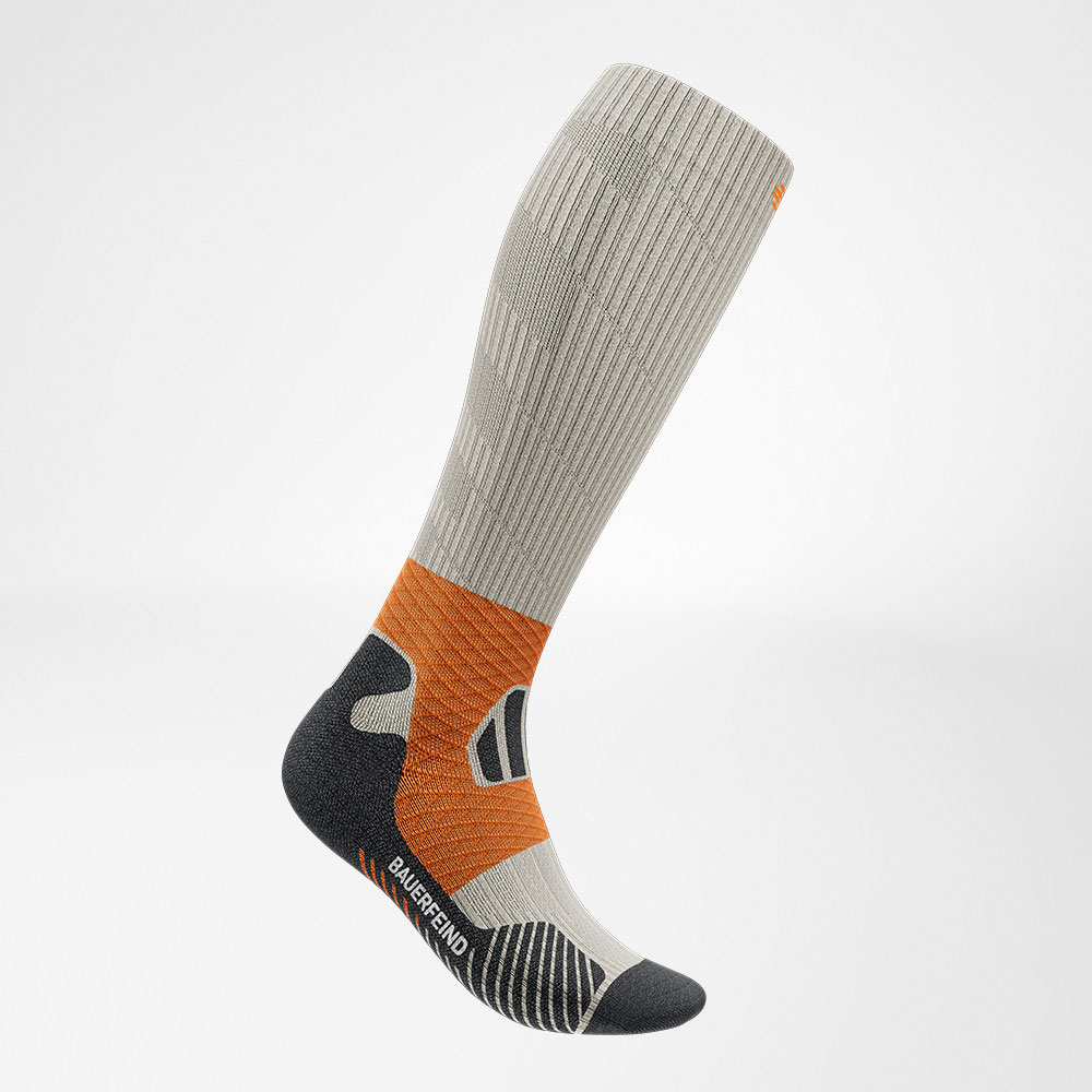 Seitliche Vorderansicht der grau-orangen Trailrun - Laufsocken