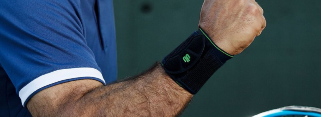 Handgelenkbandage schwarz beim Sport Arm eines Tennisspielers mit Handgelenkbandage