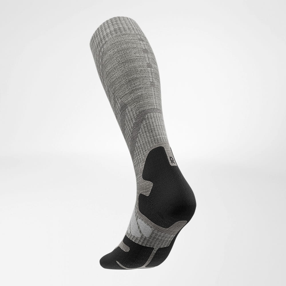 Merino-Wandersocken hellgrau Hinteransicht schräg Seitliche Rückansicht der Merino-Wandersocken in hellgrau