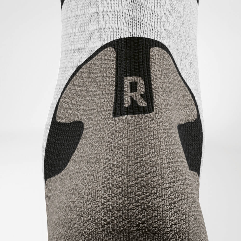 Detailansicht der Hacke des Achillessehenbereiches der schwarz-weissen Trailrun - Laufsocken