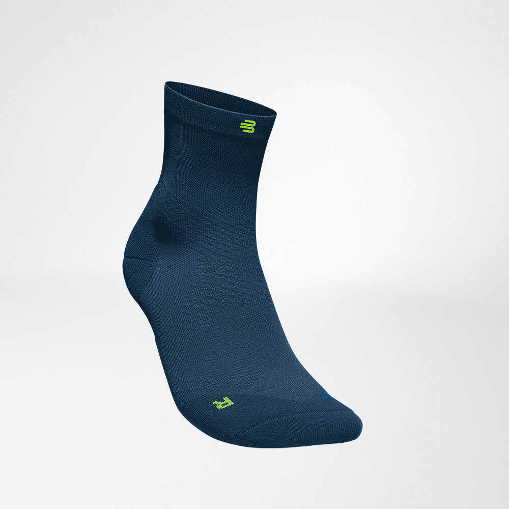 Mittellange Sportsocken ultraleicht navy Vorderansicht schräg Seitliche Vorderansicht der dukelblauen mittellangen luftig gestrickten Laufsocken