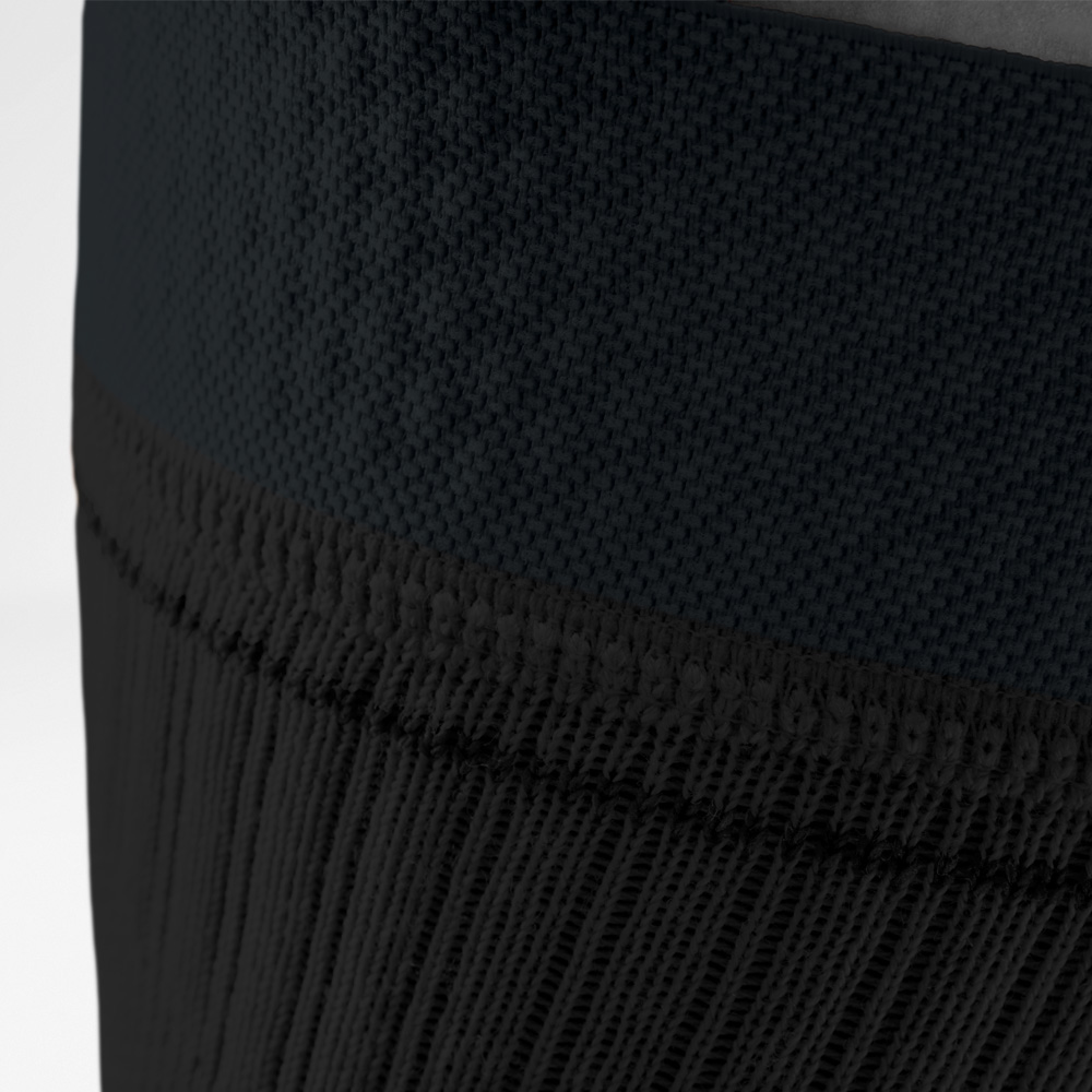 Detailaufnahme des gestrickten oberen Abschlusses der schwarzen Kniebandage, zeigt hochwertige Verarbeitung und atmungsaktives Material.