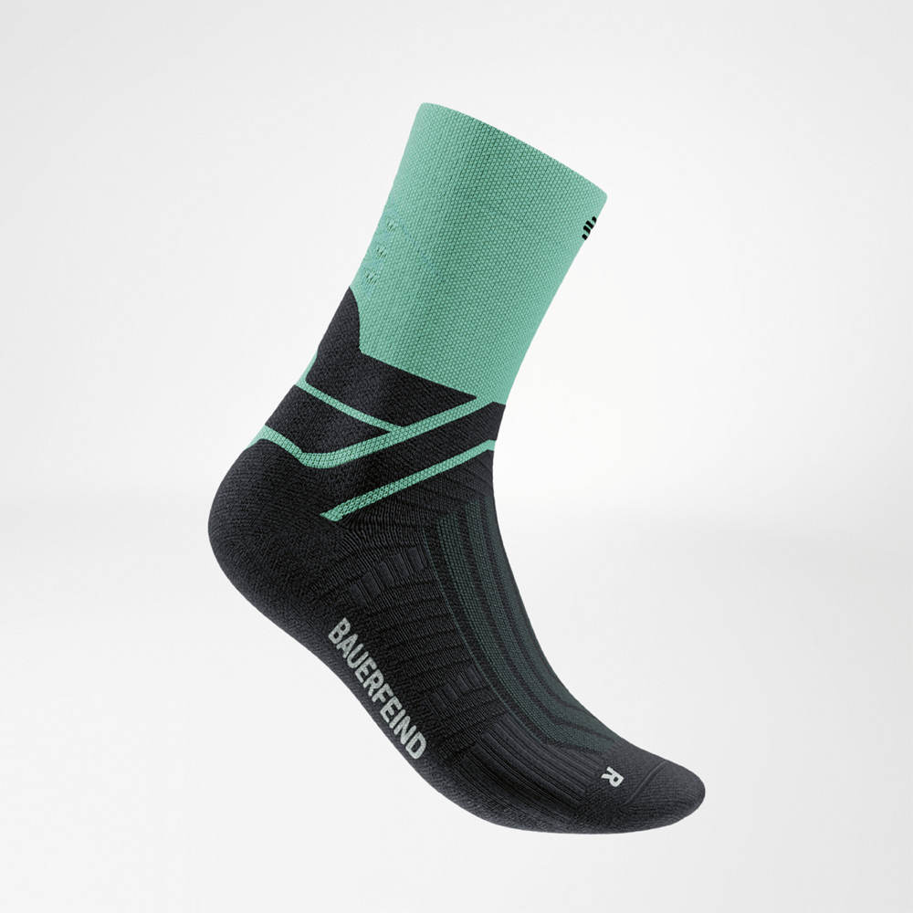 Schwarze Laufsocke mit mintfarbenem Schaft und mintfarbenen Verstärkungen. Sichtbar ist das Bauerfeind-Logo sowie die Infinity Zone für sicheren Halt.