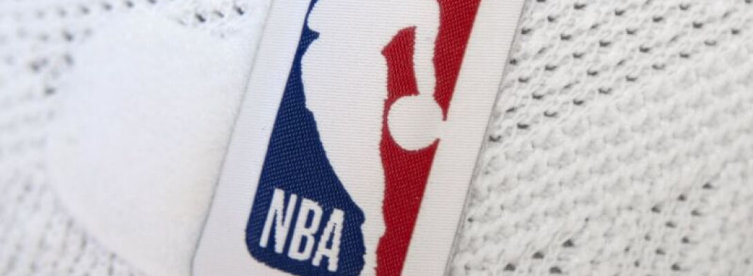 Nahaufnahme der NBA Logos auf der weißen Sports Knee Support NBA