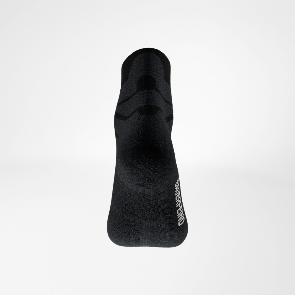 Schwarze Run Performance Socke von hinten Rückansicht der schwarzen Run Performance Low Cut Socke von Bauerfeind, Ferse im Fokus, feine Strickstruktur und Logo an der Seite sichtbar.