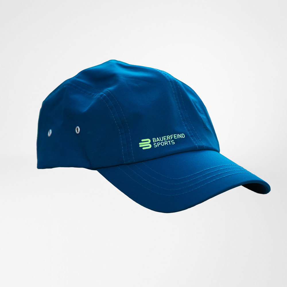 Blaue Bauerfeind Sports Cap mit grünem Logo auf hellem Hintergrund – sportlicher Schutz für sonnige Trainingstage.