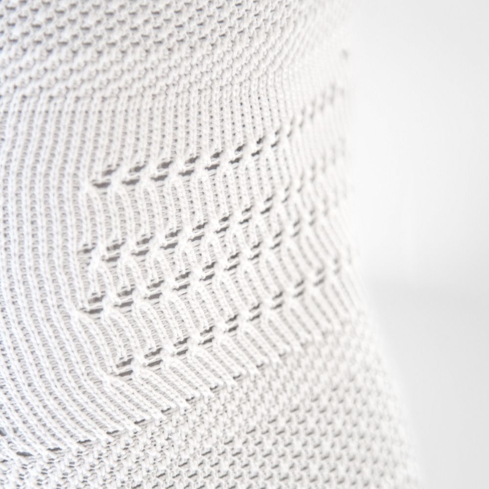 Kniebandage NBA weiß Detail Gestrick Detailansicht des atmungsaktiven Gestricks in der Kniekkehle der weißen Kniebandage für den Sport NBA Version