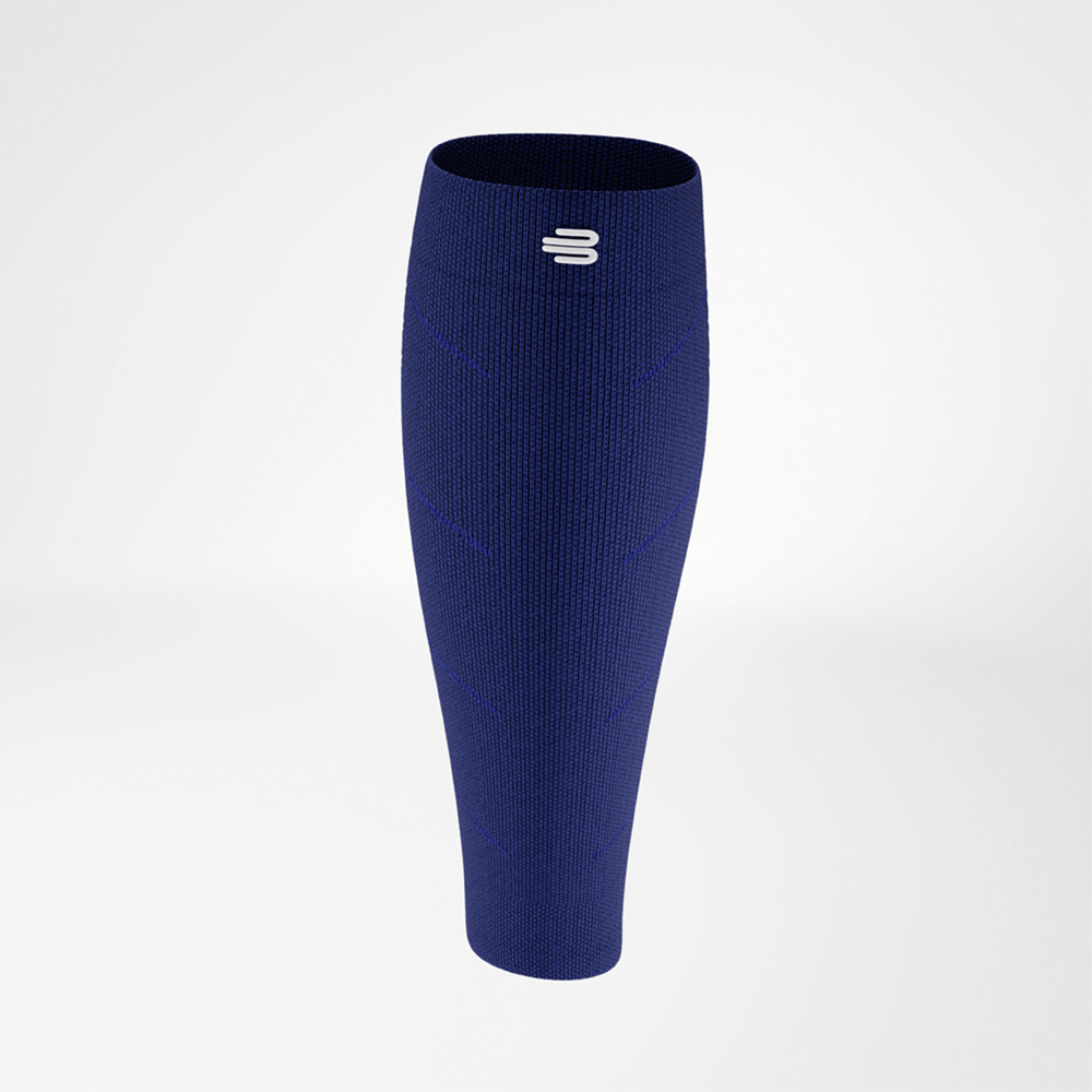 Vorderansicht eines blauen Kompressions-Sleeves für die Wade. Das Modell zeigt eine gleichmäßige Struktur und das Logo am oberen Rand.