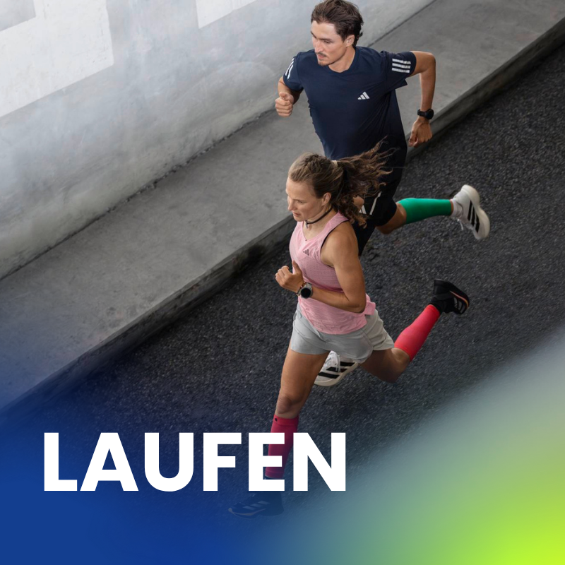 Zwei Läuferinnen und Läufer trainieren gemeinsam auf einer urbanen Strecke, getragen von gleichmäßigem Tempo und synchroner Bewegung.