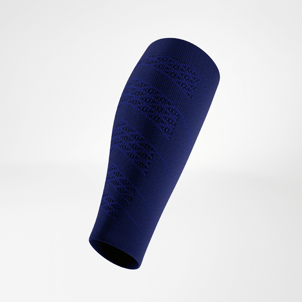 Seitenansicht eines blauen Kompressions-Sleeves für die Wade. Das elastische Material zeigt feine Strukturen und oben ist das Logo gut sichtbar platziert.