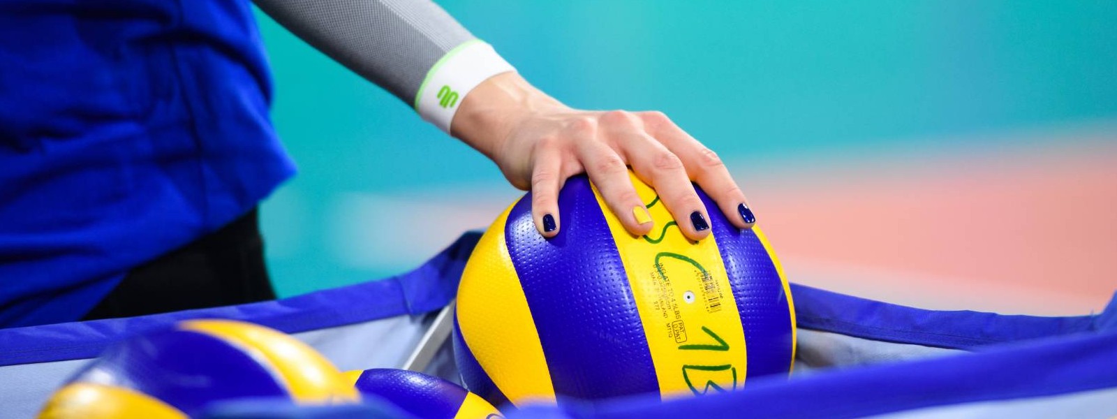 Arm Sleeves beim Volleyball Volleyballspielerin mit weißen Arm Sleeves greift nach einem Volleyball