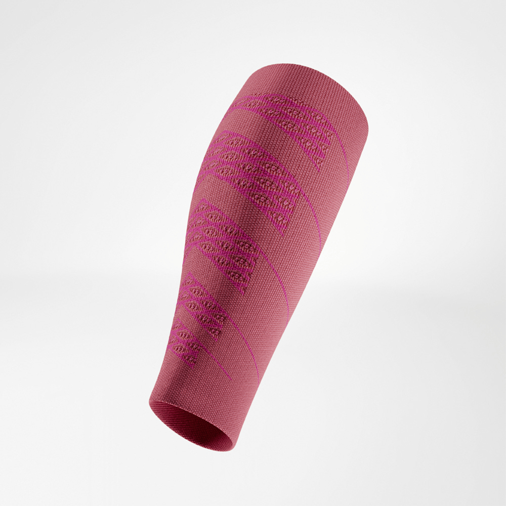 Roter Compression Sleeve in seitlicher Rückansicht, sichtbar integrierte Kompressionszonen für gezielte Unterstützung der Wadenmuskulatur.