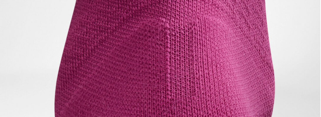 Detailansicht auf die Achillessehnenschutzzone des rosafarbenen	 luftig gestrickten Kompressionsstsocksfes zum Laufen