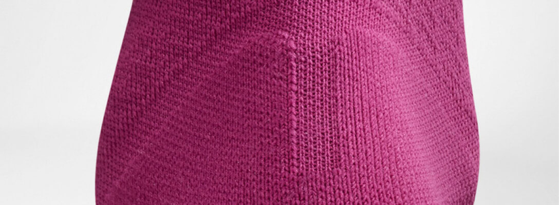 Kompressionssocken Sport ultraleicht berry Detailaufnahme Detailansicht auf die Achillessehnenschutzzone des rosafarbenen luftig gestrickten Kompressionsstsocksfes zum Laufen
