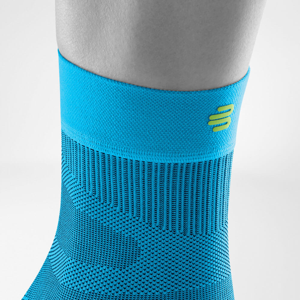 Sprunggelenksleeve rivera Detail Bund Detailansicht des oberen Bereiches des blauen Sportsleeves für das Sprunggelenk inklusive Gestrickverlauf und Logo