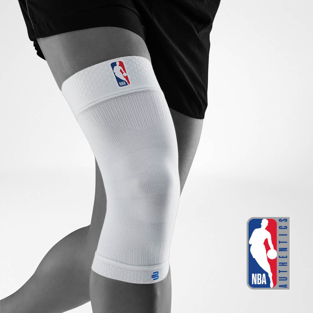 Knee Sleeve NBA weiß Vorderansicht schräg Komplettansicht weißer Knee Sleeve NBA am stilisierten grauen Körper