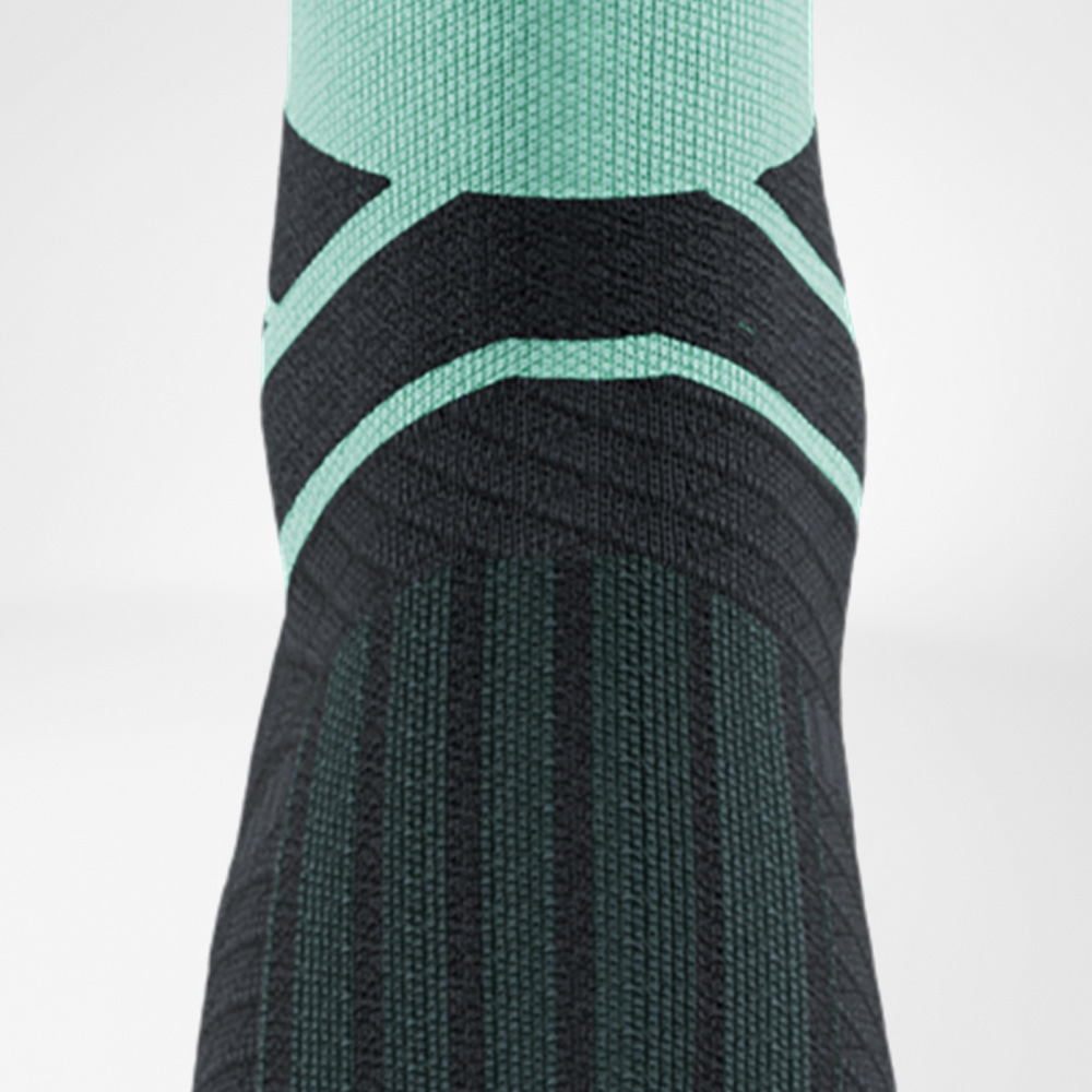 Nahaufnahme der Run Performance Midcut Socks in Mint mit schwarzem Muster. Im Detail ist der Spannbereich sowie der Übergang zum Sprunggelenk sichtbar, wobei die eng anliegende Strickstruktur für Halt und Atmungsaktivität sorgt.