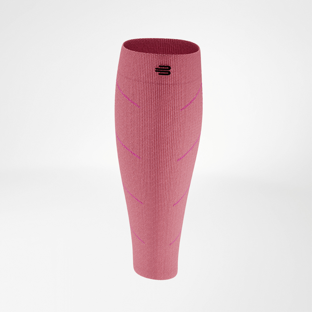 Roter Compression Sleeve in Frontansicht, elastisches Material mit dezenter Struktur, schwarzes Logo oberhalb der Wade.