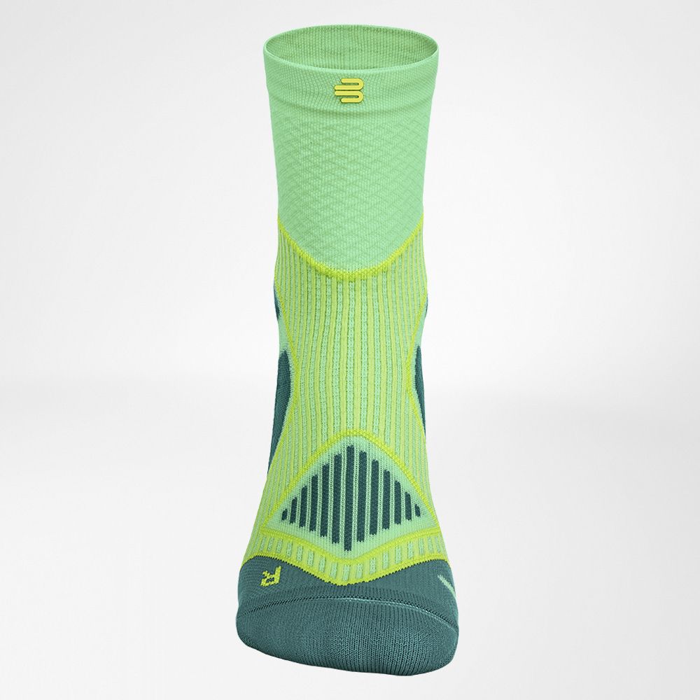 Vordere Komplettansicht der grünen Trekkingsocken