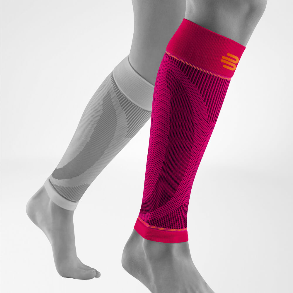 Waden Sleeves pink Vorderseite schräg Komplettansicht der pinken Unterschenkel Sport Sleeves am stilisierten grauen Bein